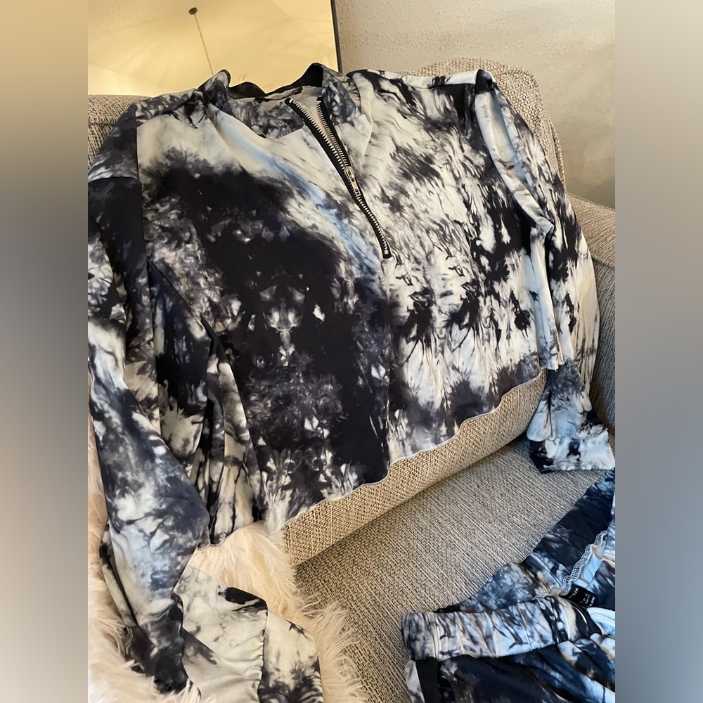 Shein cropped quarter zip top with matching shorts - Picture 14 of 14